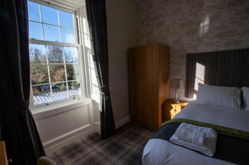 卡伦德韦弗利酒店的一间卧室设有一张床和一个窗口
