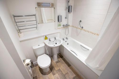 卡伦德韦弗利酒店的浴室配有卫生间、盥洗盆和浴缸。