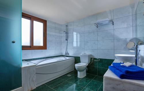 莫拉托斯Vasia Villas的带浴缸、卫生间和盥洗盆的浴室