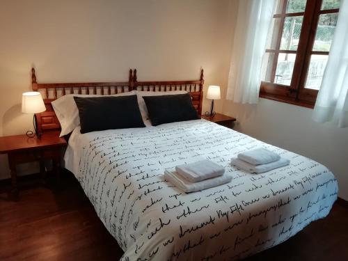EspinelvasLa Casa de les Oques的一间卧室配有一张床,上面有两条毛巾