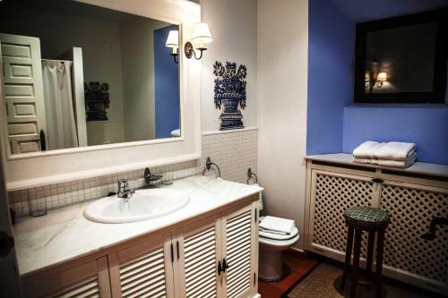 特鲁希略奥雷利亚纳精品之家酒店的一间带水槽、卫生间和镜子的浴室