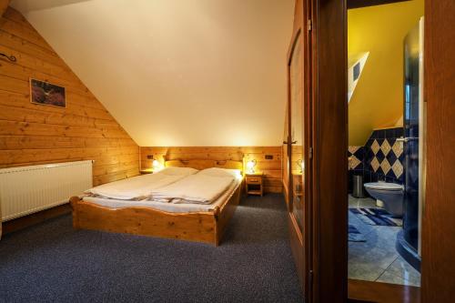 德尔内夫奥里克Srub Karolina的一间卧室配有一张床,一间卫生间位于客房内