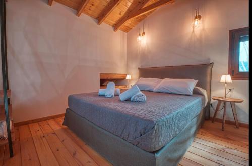 奥马斯帕纳吉亚斯LUXURY VILLA ESTELLA的一间卧室配有一张带两个枕头的床