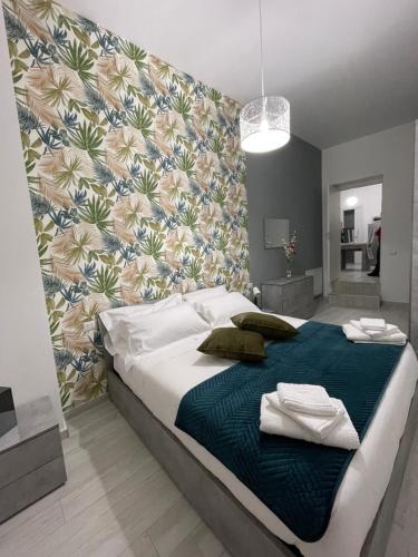 维科德尔加尔加诺Arcaroli Borgo Vico "La casetta"的一间卧室设有一张带花卉墙壁的大床