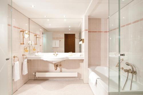 玛丽蒂姆马格德堡酒店的一间浴室