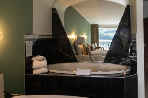 Swiss-Chalet Merlischachen - Romantik Schloss-Hotel am See的一间浴室