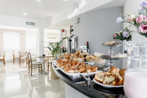 罗萨里奥Mediterráneo Hotel y Spa的自助餐,包括糕点和面包
