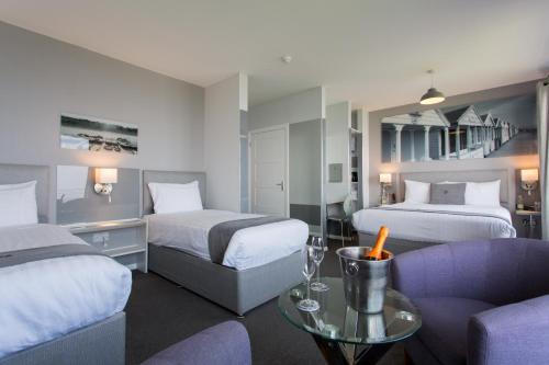 洛斯托夫特Allseasons Hotel的酒店客房,设有两张床和一张沙发