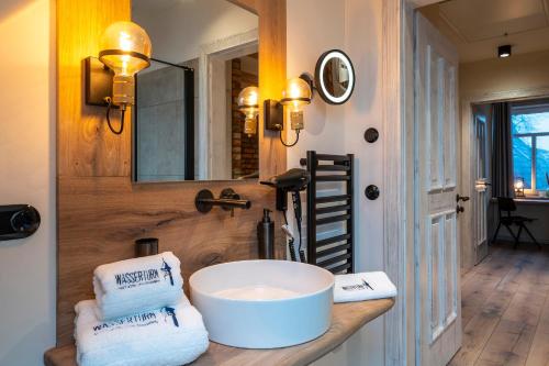 巴特塞格贝格Apartment Deluxe的一间带水槽和镜子的浴室