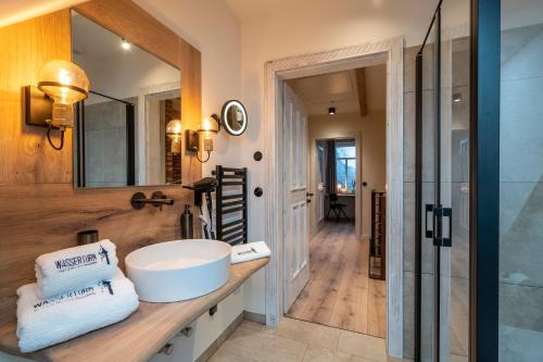巴特塞格贝格Apartment Deluxe - a64667的一间带水槽和镜子的浴室