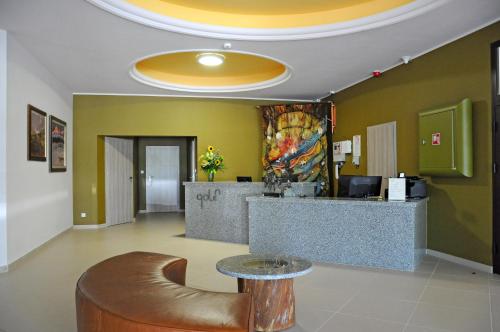 斯武普斯克匝亚兹科乌高尔夫酒店的大堂设有等候室,配有柜台和桌子