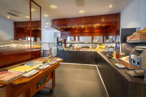 布拉格和谐酒店的餐厅厨房提供自助餐,包括食物