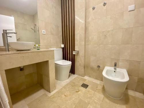 塞维利亚塞维利亚德比酒店的一间带水槽、卫生间和镜子的浴室