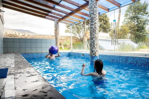 Yanque特拉迪逊科尔卡酒店的两人在游泳池玩球