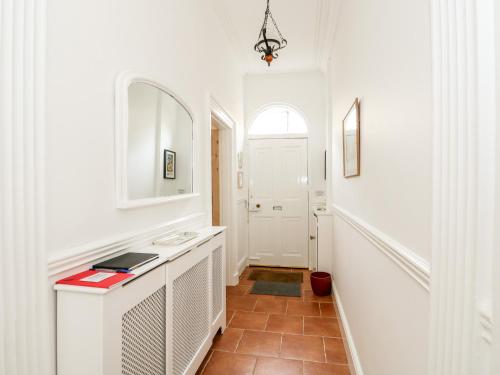 劳斯Magdalene House的白色的浴室设有水槽和镜子