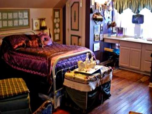 AbbevilleDucote-Williams House的一间卧室配有一张床和一张桌子