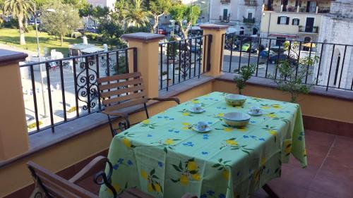 巴列塔Barletta Con Vista的阳台上的一张桌子和一张绿桌布