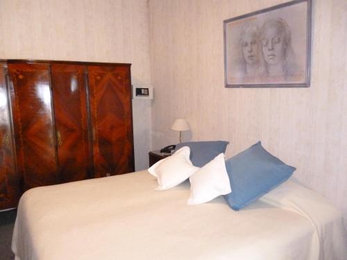 拉库布蕾Hosteria Pastoral & Spa的一间卧室配有一张带蓝色和白色枕头的床