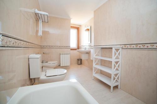 巴约讷Apartamentos Ría de Bayona的浴室配有卫生间、盥洗盆和浴缸。