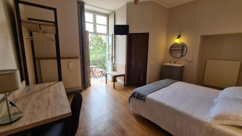 贝加莫伊尔索尔酒店的一间卧室配有一张床、一张桌子和一个窗户。