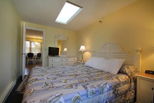 威尔斯Nautical Mile Resort的一间卧室设有一张大床和天窗