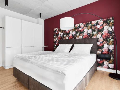 斯图加特livisit bergapartments的一间卧室设有一张带花卉墙壁的大床