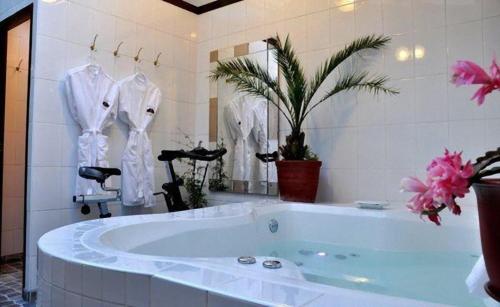 库斯科鲁米旁库酒店的浴室设有白色浴袍,