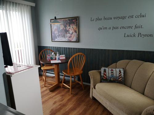 里穆斯基Les Cabines du Phare的客厅配有沙发和桌子