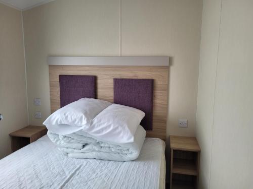 英戈尔德梅尔斯10 Berth on Seaview (Linwood)的一张带白色床单和枕头的床