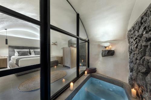 Éxo GoniáEpiskopi Estate Cycladic Villas的卧室配有床和浴缸