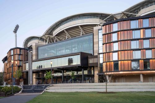 阿德莱德Oval Hotel at Adelaide Oval的大型建筑,拥有大型玻璃幕墙