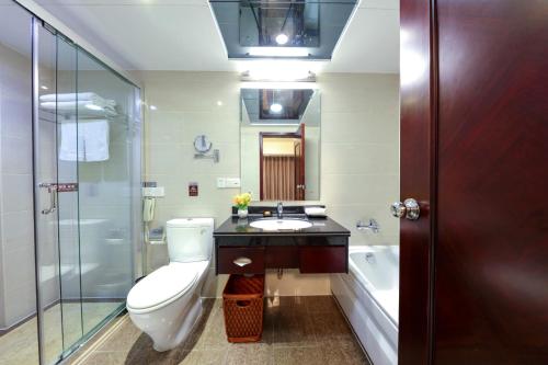 广州广州三寓宾馆的浴室配有卫生间、盥洗盆和浴缸。