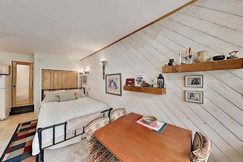 陶斯滑雪谷Sierra Del Sol 23的一间卧室配有一张床和一张桌子