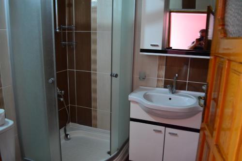 帕莫卡莱阿斯帕瓦酒店的一间带水槽、镜子和淋浴的浴室
