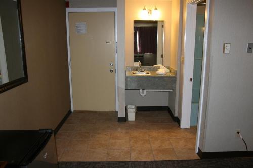 班戈班戈汽车旅馆的一间带水槽和镜子的浴室