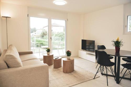 Brand New Apartmentcecilia Residence Apt N1的休息区