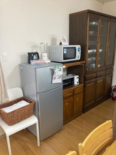别府森のカフェ的厨房配有冰箱和微波炉。