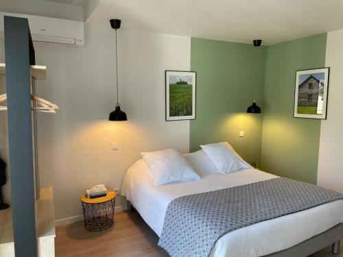 拉马卢莱班Hotel De Ma Tante的卧室设有白色的床和绿色的墙壁