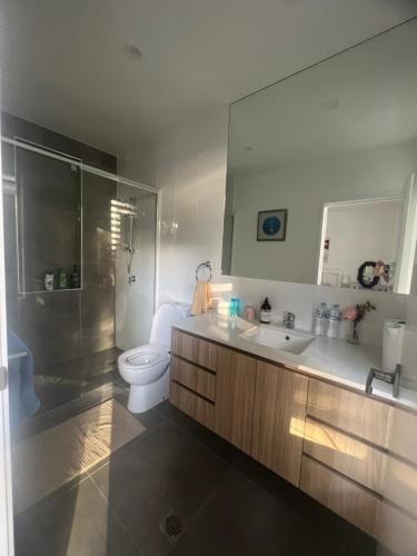 黄金海岸Superstar’s home stay的浴室配有卫生间、盥洗盆和淋浴。