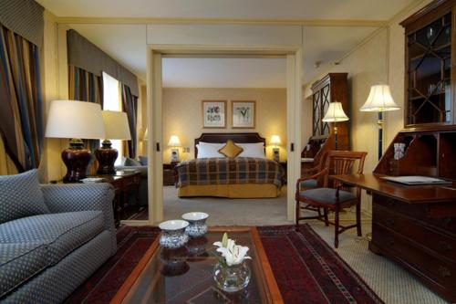 圣地亚哥圣地亚哥公园广场酒店 的酒店客房设有床和客厅。