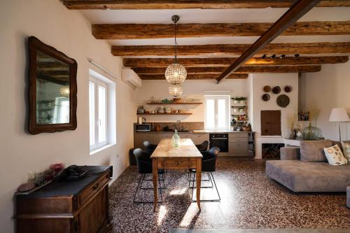 萨利Villa Kana - Mediterranean holiday home的客厅配有桌子和沙发