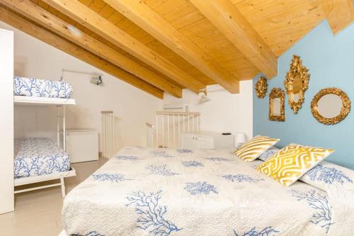 基奥贾La Bella Vita - La Casetta的一间卧室设有一张大床和木制天花板