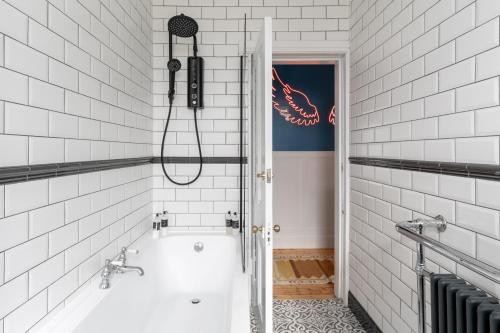 金尤西50TheHighstreet by The House of Danu的带浴缸和淋浴的浴室