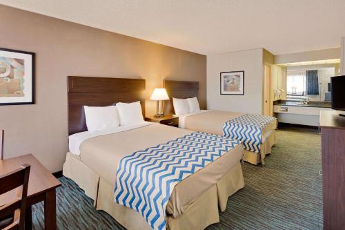 阿伯丁阿伯丁酒店的酒店客房设有两张床和电视。