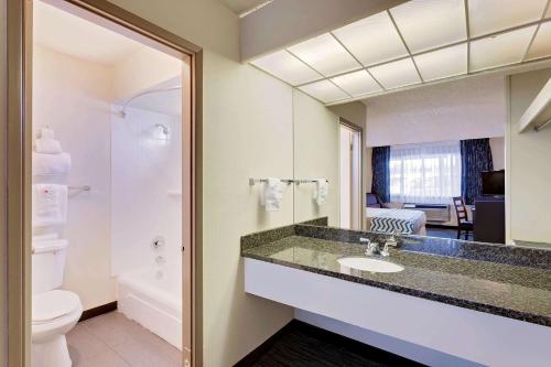 阿伯丁阿伯丁酒店的一间带水槽、卫生间和镜子的浴室