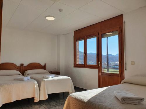 艾因萨阿波罗十一世旅馆的客房设有两张床和窗户。