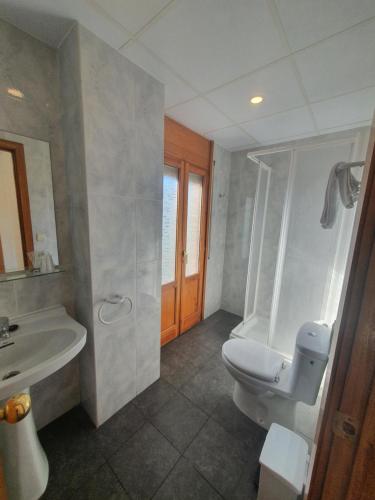 艾因萨阿波罗十一世旅馆的一间带卫生间和水槽的浴室