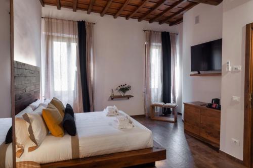 佛罗伦萨Oro Nero Florence的一间卧室配有一张大床和电视