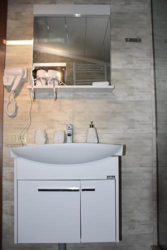 博尔若米ELEANA的浴室设有白色水槽和镜子