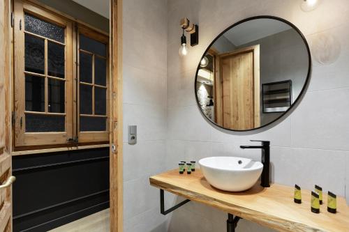 巴塞罗那Sagrada266 by chicStays的一间带水槽和镜子的浴室